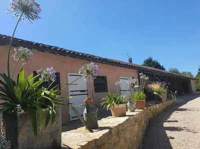 Jardin de l'établissement Dépendance pour 1 à 4 pers au calme dans propriété