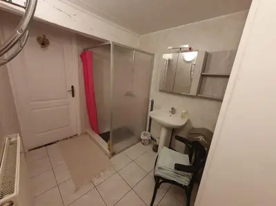 Salle de bains dans l'établissement Dépendance pour 1 à 4 pers au calme dans propriété