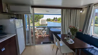 Cuisine ou kitchenette dans l'établissement Cottage flottant Premium Jacuzzi privé en supplément