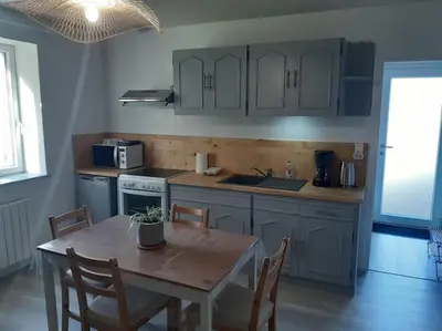 Cuisine ou kitchenette dans l'établissement Maisonnette avec jardin