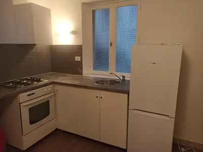 Cuisine ou kitchenette dans l'établissement Aux Thermes