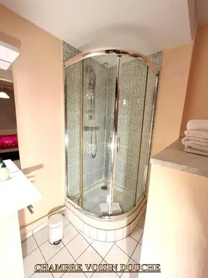 Salle de bains dans l'établissement Appartement charmant à Lacrost avec jardin privé - 60 m²