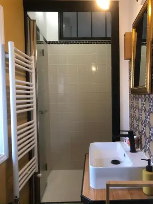 Salle de bains dans l'établissement La Ptite Fabrique chez Malot