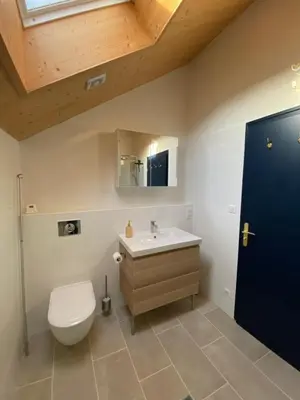 Salle de bains dans l'établissement Le Pied du Loup - gîte proche Cluny au calme 6-7 personnes