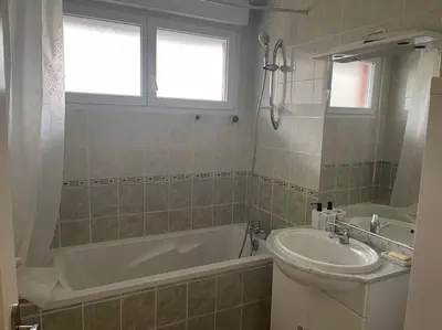 Salle de bains dans l'établissement Maison entière Chenôve avec jardin