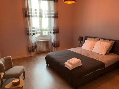 Un ou plusieurs lits dans un hébergement de l'établissement Appartement T4 70m2 - meublé - centre ville - proche Thermes