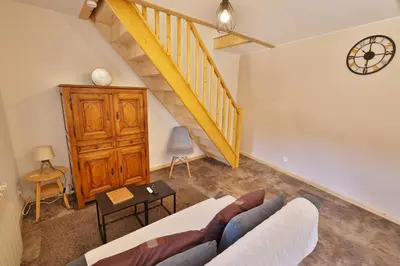 Coin salon dans l'établissement Gîte La Rua, entre Tournus et Mâcon, sud Bourgogne