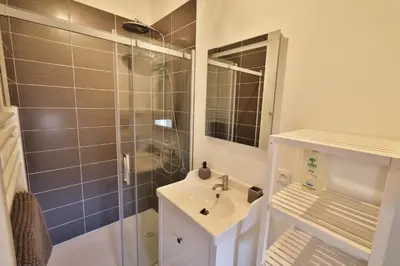 Salle de bains dans l'établissement Gîte La Rua, entre Tournus et Mâcon, sud Bourgogne
