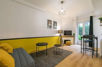 Télévision ou salle de divertissement dans l'établissement Le Lemon : au coeur du centre historique