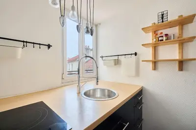 Cuisine ou kitchenette dans l'établissement Le Transvaal : À deux pas du centre.