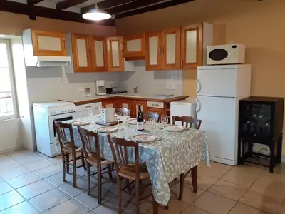 Cuisine ou kitchenette dans l'établissement Maison rénovée sur ancien domaine viticole Renovated old house on old wine estate