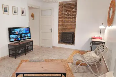 Télévision ou salle de divertissement dans l'établissement Maison (gite) Le Petit Plasne dans le Jura
