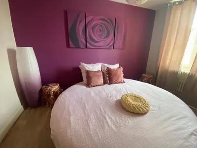 Un ou plusieurs lits dans un hébergement de l'établissement Chambres d’hôte au Chapeau Claque Cabaret