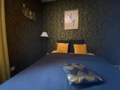 Un ou plusieurs lits dans un hébergement de l'établissement Chambres d’hôte au Chapeau Claque Cabaret