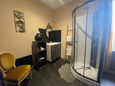 Télévision ou salle de divertissement dans l'établissement Chambres d’hôte au Chapeau Claque Cabaret