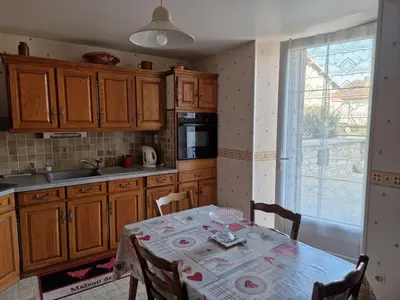 Cuisine ou kitchenette dans l'établissement Gîte HAUTEROCHE BOISSON