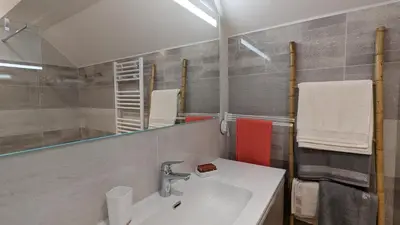 Salle de bains dans l'établissement Le Mariotte et le Pralat