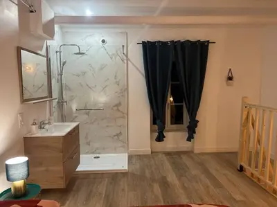 Salle de bains dans l'établissement L’escale de « Nuits »