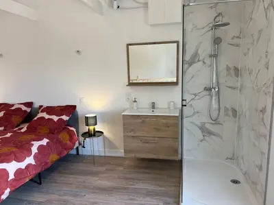 Salle de bains dans l'établissement L’escale de « Nuits »