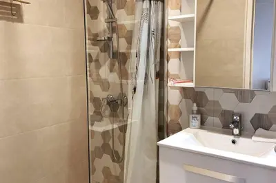 Salle de bains dans l'établissement Le Saint-Amour appartement classé 2 étoiles