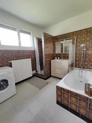 Salle de bains dans l'établissement Les jardins Ducarouge 1 climatisé