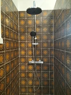 Salle de bains dans l'établissement Les jardins Ducarouge 1 climatisé