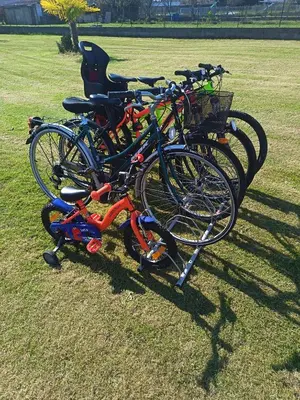 Vélo sur le terrain de l'établissement Les jardins Ducarouge 1 climatisé ou dans les environs