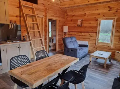Coin salon dans l'établissement Cabane pilotis sur étang, au lac de Chaumeçon