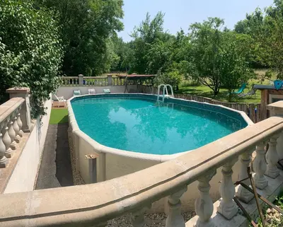 Piscine de l'établissement le p'tit studio au calme au pied du Jura ou située à proximité