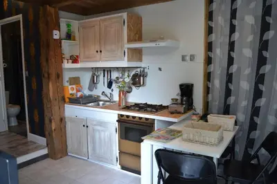 Cuisine ou kitchenette dans l'établissement le p'tit studio au calme au pied du Jura