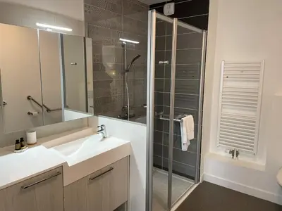 Salle de bains dans l'établissement Domitys Les Demoiselles - résidence intergénérationnelle