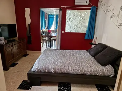 Télévision ou salle de divertissement dans l'établissement Appartement Le Dauphin
