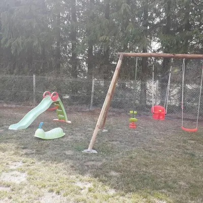 Aire de jeux pour enfants de l'établissement Le belvédere Mouxois, SPA privatif, vue Morvan